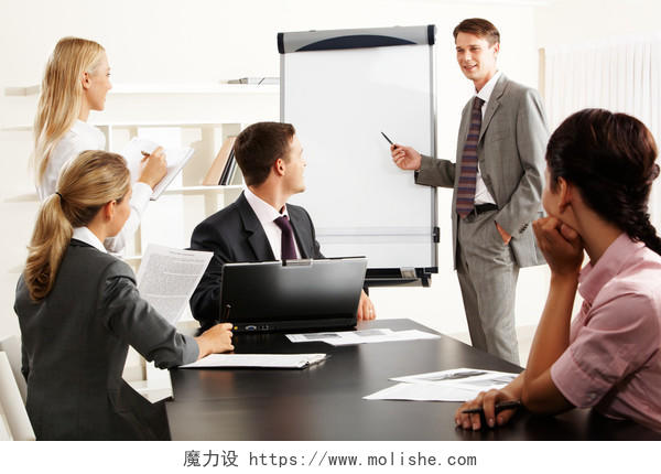 看着他们的领袖同时他在研讨会期间解释的东西在白板上的智能业务的形象商务沟通团队商务会议开会